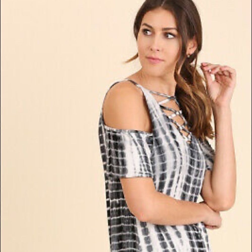 🌺3 FOR $20🌺 - UMGEE gray white black criss cross peekaboo top M